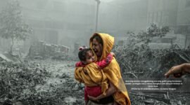 Seorang wanita menggendong seorang gadis ketakutan setelah serangan udara Israel menghantam wilayah Ridwan di Kota Gaza (foto: GI)