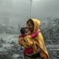 Seorang wanita menggendong seorang gadis ketakutan setelah serangan udara Israel menghantam wilayah Ridwan di Kota Gaza (foto: GI)