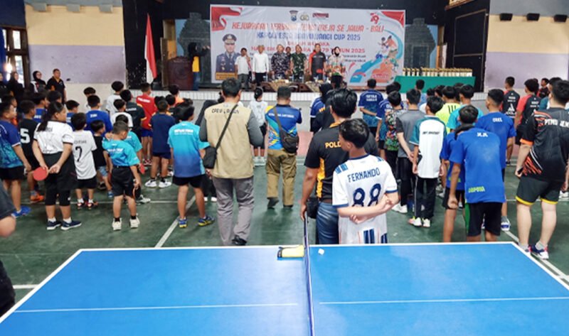 Kolaborasi - Kapolresta Banyuwangi, Forkopimda, SBSI, PTMSI saat membuka Kejuaraan Terbuka Tenis Meja Se Jawa Bali Kapolresta Banyuwangi Cup 2025 dihadapan atlet kelompok umur yang akan bertanding dihari pertama