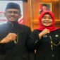 Pipit Suparlin bersama Plt Kepala Cabang Dinas Pendidikan Wilayah Kabupaten Banyuwangi, Drs. Slamet Riyadi, M.Pd di Gedung Negara Grahadi Surabaya Jumat (16/5/2025) (Istimewa/Jatim.co)