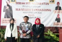 Sinergi Bersama :

Kacabdin Wilayah Banyuwangi, Drs. Slamet Riyadi, M.Pd (tengah) bersama Masfufah (jas putih), Kepala SLB Negeri Tamanagung yang lama dan Pipit Suparlin (jas hitam) Kepala SLB Negeri Tamanagung yang baru setelah penandatangan serah terima jabatan (Foto : istimewa/jatim.co)