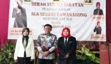Sinergi Bersama :

Kacabdin Wilayah Banyuwangi, Drs. Slamet Riyadi, M.Pd (tengah) bersama Masfufah (jas putih), Kepala SLB Negeri Tamanagung yang lama dan Pipit Suparlin (jas hitam) Kepala SLB Negeri Tamanagung yang baru setelah penandatangan serah terima jabatan (Foto : istimewa/jatim.co)