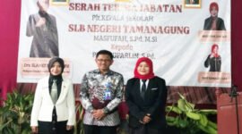 Sinergi Bersama :

Kacabdin Wilayah Banyuwangi, Drs. Slamet Riyadi, M.Pd (tengah) bersama Masfufah (jas putih), Kepala SLB Negeri Tamanagung yang lama dan Pipit Suparlin (jas hitam) Kepala SLB Negeri Tamanagung yang baru setelah penandatangan serah terima jabatan (Foto : istimewa/jatim.co)