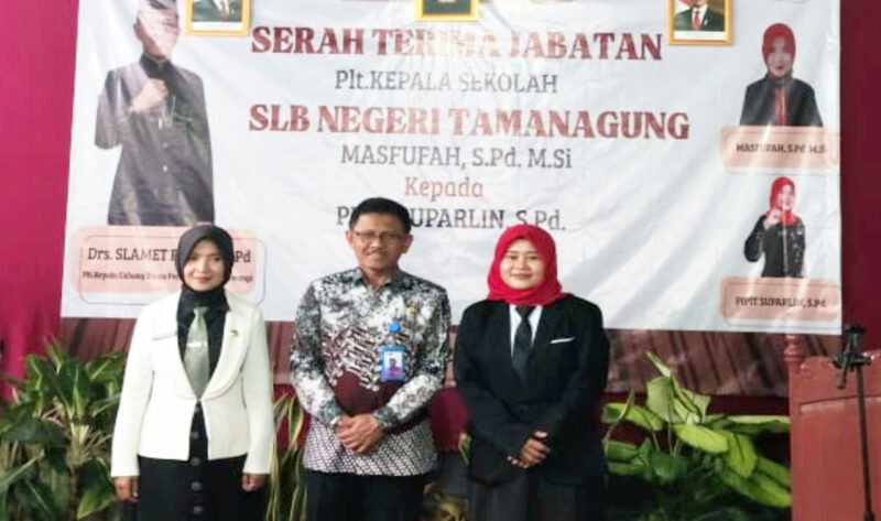 Sinergi Bersama :

Kacabdin Wilayah Banyuwangi, Drs. Slamet Riyadi, M.Pd (tengah) bersama Masfufah (jas putih), Kepala SLB Negeri Tamanagung yang lama dan Pipit Suparlin (jas hitam) Kepala SLB Negeri Tamanagung yang baru setelah penandatangan serah terima jabatan (Foto : istimewa/jatim.co)