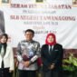 Sinergi Bersama :

Kacabdin Wilayah Banyuwangi, Drs. Slamet Riyadi, M.Pd (tengah) bersama Masfufah (jas putih), Kepala SLB Negeri Tamanagung yang lama dan Pipit Suparlin (jas hitam) Kepala SLB Negeri Tamanagung yang baru setelah penandatangan serah terima jabatan (Foto : istimewa/jatim.co)