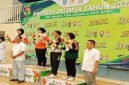 Medali Perunggu - Gesila Asti Caniya (tiga dari kiri) Atlit Tenis Meja Kabupaten Banyuwangi peroleh medali perunggu di kelas tunggal putri dalam penyerahan medali Porprov IX Jawa Timur 2025 di GOR Gajah Mada, Kota Batu (PTMSI Banyuwangi/Jatim.co)   