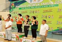 Medali Perunggu - Gesila Asti Caniya (tiga dari kiri) Atlit Tenis Meja Kabupaten Banyuwangi peroleh medali perunggu di kelas tunggal putri dalam penyerahan medali Porprov IX Jawa Timur 2025 di GOR Gajah Mada, Kota Batu (PTMSI Banyuwangi/Jatim.co)   