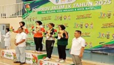 Medali Perunggu - Gesila Asti Caniya (tiga dari kiri) Atlit Tenis Meja Kabupaten Banyuwangi peroleh medali perunggu di kelas tunggal putri dalam penyerahan medali Porprov IX Jawa Timur 2025 di GOR Gajah Mada, Kota Batu (PTMSI Banyuwangi/Jatim.co)   
