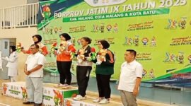 Medali Perunggu - Gesila Asti Caniya (tiga dari kiri) Atlit Tenis Meja Kabupaten Banyuwangi peroleh medali perunggu di kelas tunggal putri dalam penyerahan medali Porprov IX Jawa Timur 2025 di GOR Gajah Mada, Kota Batu (PTMSI Banyuwangi/Jatim.co)   