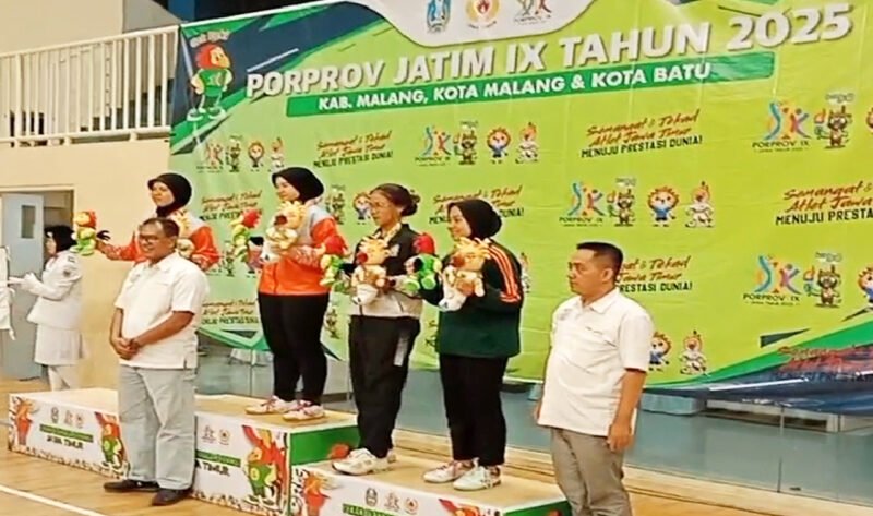 Medali Perunggu - Gesila Asti Caniya (tiga dari kiri) Atlit Tenis Meja Kabupaten Banyuwangi peroleh medali perunggu di kelas tunggal putri dalam penyerahan medali Porprov IX Jawa Timur 2025 di GOR Gajah Mada, Kota Batu (PTMSI Banyuwangi/Jatim.co)   