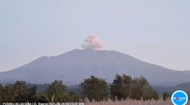 Foto - Pantauan dan Laporan PVMBG Gunung Raung kembali erupsi dengan letusan setinggi 600 meter diatas puncak pada Senin Pagi (PVMBG/jatim.co)