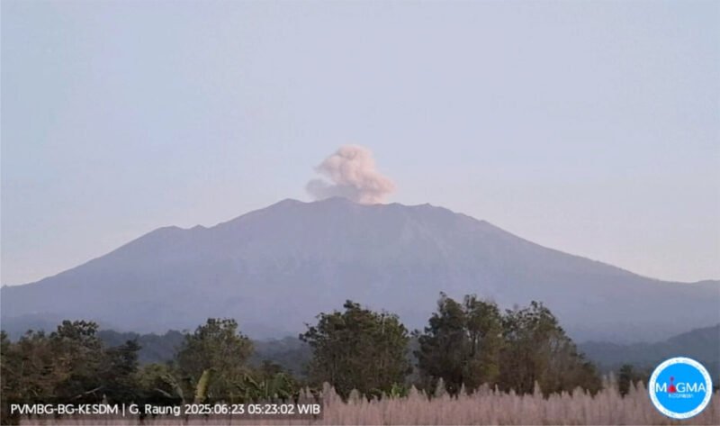 Foto - Pantauan dan Laporan PVMBG Gunung Raung kembali erupsi dengan letusan setinggi 600 meter diatas puncak pada Senin Pagi (PVMBG/jatim.co)