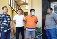 Digelandang - Joko Suyoto Ayah Farel Prayogo Penyanyi Cilik   Mengenakan Kaos Tahanan Polresta Banyuwangi Nomor 133 Saat Digelandang Ke Tahanan