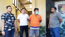 Digelandang - Joko Suyoto Ayah Farel Prayogo Penyanyi Cilik   Mengenakan Kaos Tahanan Polresta Banyuwangi Nomor 133 Saat Digelandang Ke Tahanan