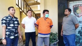 Digelandang - Joko Suyoto Ayah Farel Prayogo Penyanyi Cilik   Mengenakan Kaos Tahanan Polresta Banyuwangi Nomor 133 Saat Digelandang Ke Tahanan