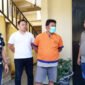Digelandang - Joko Suyoto Ayah Farel Prayogo Penyanyi Cilik   Mengenakan Kaos Tahanan Polresta Banyuwangi Nomor 133 Saat Digelandang Ke Tahanan