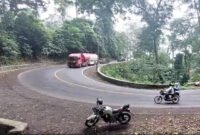 Foto - Jalur Lintas Gunung Gumitir Penghubung Banyuwangi-Jember Dengan Kondisi Banyak Tikungan Dan Turunan Menukik Yang Dilalui Kendaraan Berat Perlu Perbaikan Sarana