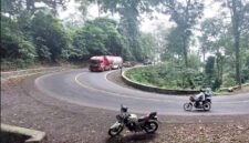 Foto - Jalur Lintas Gunung Gumitir Penghubung Banyuwangi-Jember Dengan Kondisi Banyak Tikungan Dan Turunan Menukik Yang Dilalui Kendaraan Berat Perlu Perbaikan Sarana