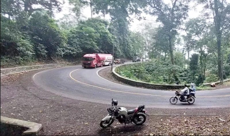 Foto - Jalur Lintas Gunung Gumitir Penghubung Banyuwangi-Jember Dengan Kondisi Banyak Tikungan Dan Turunan Menukik Yang Dilalui Kendaraan Berat Perlu Perbaikan Sarana
