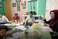 Serius Belajar - Sulistiyani  Memberikan Pelatihan Bahasa Mandarin Kepada Pemandu Wisata Taman Wisata Alam Kawah Ijen  