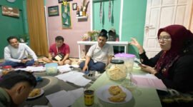 Serius Belajar - Sulistiyani  Memberikan Pelatihan Bahasa Mandarin Kepada Pemandu Wisata Taman Wisata Alam Kawah Ijen  