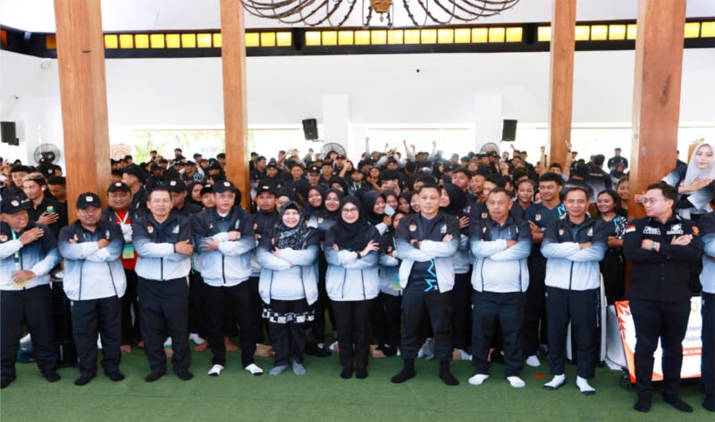 Foto - Bupati Banyuwangi Bersama Forkopimda, KONI Banyuwangi Melepas Keberangkatan Atlit Dan Pelatih Kontingen Porprov IX Jawa Timur 2025 Dari Kabupaten Banyuwangi