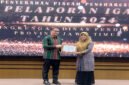 Foto - Kepala SLB Negeri Tamanagung, Pipit Supalin saat menerima penghargaan Innovation Government Award (IGA) tahun 2024 dari Aries Agung Paewai, Kepala Dinas Pendidikan Provinsi Jawa Timur di Aula Sabha Nugraha, Surabaya
