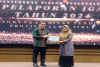 Foto - Kepala SLB Negeri Tamanagung, Pipit Supalin saat menerima penghargaan Innovation Government Award (IGA) tahun 2024 dari Aries Agung Paewai, Kepala Dinas Pendidikan Provinsi Jawa Timur di Aula Sabha Nugraha, Surabaya