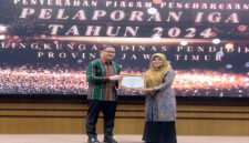 Foto - Kepala SLB Negeri Tamanagung, Pipit Supalin saat menerima penghargaan Innovation Government Award (IGA) tahun 2024 dari Aries Agung Paewai, Kepala Dinas Pendidikan Provinsi Jawa Timur di Aula Sabha Nugraha, Surabaya