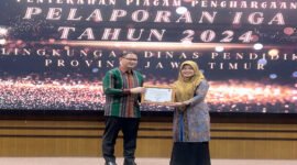 Foto - Kepala SLB Negeri Tamanagung, Pipit Supalin saat menerima penghargaan Innovation Government Award (IGA) tahun 2024 dari Aries Agung Paewai, Kepala Dinas Pendidikan Provinsi Jawa Timur di Aula Sabha Nugraha, Surabaya