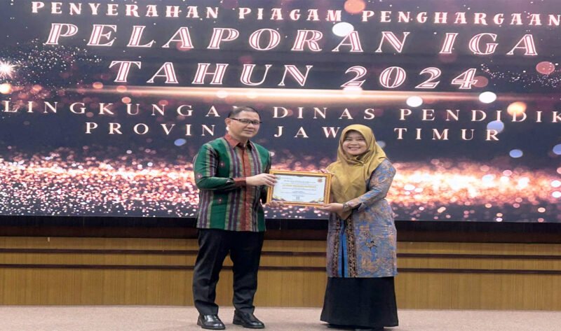 Foto - Kepala SLB Negeri Tamanagung, Pipit Supalin saat menerima penghargaan Innovation Government Award (IGA) tahun 2024 dari Aries Agung Paewai, Kepala Dinas Pendidikan Provinsi Jawa Timur di Aula Sabha Nugraha, Surabaya