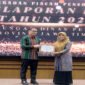 Foto - Kepala SLB Negeri Tamanagung, Pipit Supalin saat menerima penghargaan Innovation Government Award (IGA) tahun 2024 dari Aries Agung Paewai, Kepala Dinas Pendidikan Provinsi Jawa Timur di Aula Sabha Nugraha, Surabaya