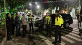 Foto - Kapolresta Banyuwangi, Rama Samtama Putra melakukan koordinasi sebelum dilaksanakan apel persiapan patroli bersama jajaran