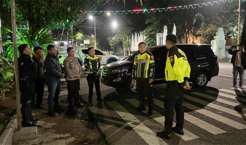 Foto - Kapolresta Banyuwangi, Rama Samtama Putra melakukan koordinasi sebelum dilaksanakan apel persiapan patroli bersama jajaran