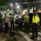 Foto - Kapolresta Banyuwangi, Rama Samtama Putra melakukan koordinasi sebelum dilaksanakan apel persiapan patroli bersama jajaran