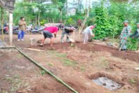 Gotong Royong - Pra TMMD Ke-12 Anggota Koramil Siliragung Bersama Warga Persiapkan Material Rutilahu Yang sudah Mulai Berdatangan