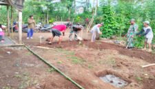 Gotong Royong - Pra TMMD Ke-12 Anggota Koramil Siliragung Bersama Warga Persiapkan Material Rutilahu Yang sudah Mulai Berdatangan