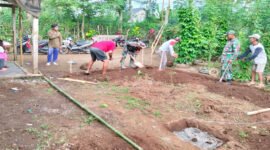 Gotong Royong - Pra TMMD Ke-12 Anggota Koramil Siliragung Bersama Warga Persiapkan Material Rutilahu Yang sudah Mulai Berdatangan