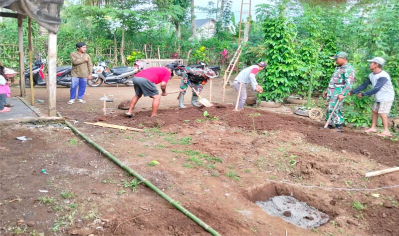 Gotong Royong - Pra TMMD Ke-12 Anggota Koramil Siliragung Bersama Warga Persiapkan Material Rutilahu Yang sudah Mulai Berdatangan