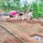 Gotong Royong - Pra TMMD Ke-12 Anggota Koramil Siliragung Bersama Warga Persiapkan Material Rutilahu Yang sudah Mulai Berdatangan