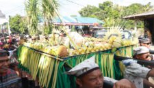 Kirab - Warga Kedawung Sraten mengusung takir raksasa yang berisi bermacam jenis tumpeng dan hasil pertanian untuk di kirab keliling desa 