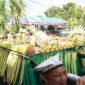 Kirab - Warga Kedawung Sraten mengusung takir raksasa yang berisi bermacam jenis tumpeng dan hasil pertanian untuk di kirab keliling desa 