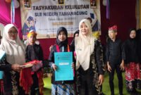 Foto : Kepala Sekolah SLB Negeri Tamanagung, Pipit Suparlin Bersama Wakil Dari Siswa Kelas 6, Kelas 9 dan Kelas 12 Yang Dinyatakan Lulus Di Tahun Ajaran 2024-2025 (istimewa/jatim.co)