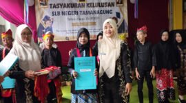 Foto : Kepala Sekolah SLB Negeri Tamanagung, Pipit Suparlin Bersama Wakil Dari Siswa Kelas 6, Kelas 9 dan Kelas 12 Yang Dinyatakan Lulus Di Tahun Ajaran 2024-2025 (istimewa/jatim.co)