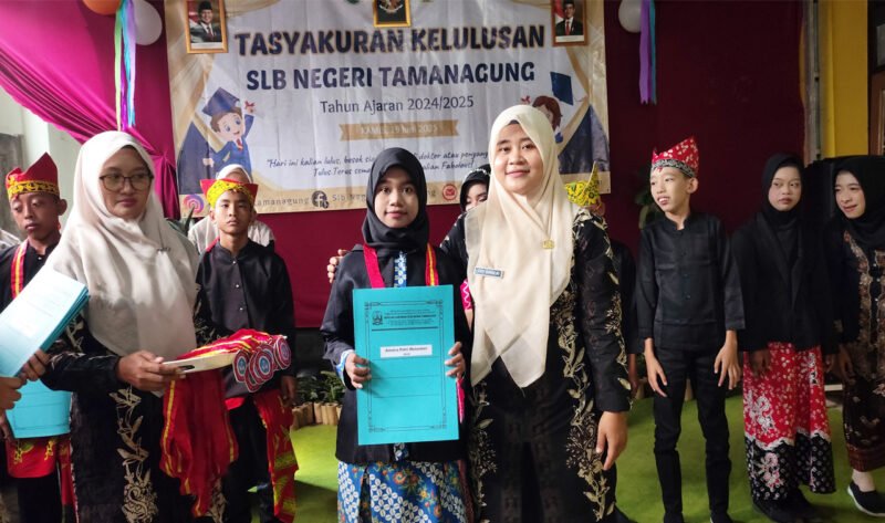 Foto : Kepala Sekolah SLB Negeri Tamanagung, Pipit Suparlin Bersama Wakil Dari Siswa Kelas 6, Kelas 9 dan Kelas 12 Yang Dinyatakan Lulus Di Tahun Ajaran 2024-2025 (istimewa/jatim.co)
