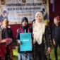 Foto : Kepala Sekolah SLB Negeri Tamanagung, Pipit Suparlin Bersama Wakil Dari Siswa Kelas 6, Kelas 9 dan Kelas 12 Yang Dinyatakan Lulus Di Tahun Ajaran 2024-2025 (istimewa/jatim.co)