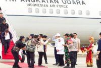 Foto - Wapres Gibran Saat Turun Dari Pesawat TNI Angakatan Udara Di Bandara Blimbingsari Disambut Oleh Gubernur Jawa Timur, Kapolda Jatim Dan Pangdam V Brawijaya (istimewa/jatim.co) 