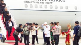 Foto - Wapres Gibran Saat Turun Dari Pesawat TNI Angakatan Udara Di Bandara Blimbingsari Disambut Oleh Gubernur Jawa Timur, Kapolda Jatim Dan Pangdam V Brawijaya (istimewa/jatim.co) 