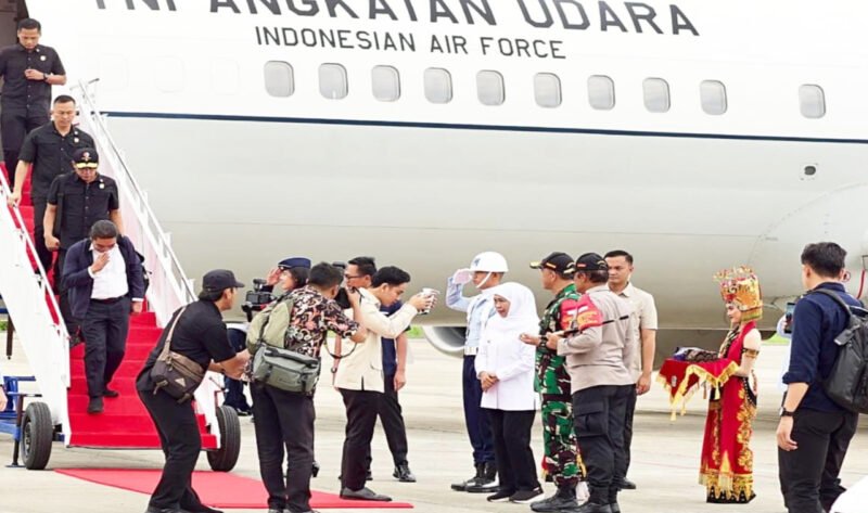 Foto - Wapres Gibran Saat Turun Dari Pesawat TNI Angakatan Udara Di Bandara Blimbingsari Disambut Oleh Gubernur Jawa Timur, Kapolda Jatim Dan Pangdam V Brawijaya (istimewa/jatim.co) 