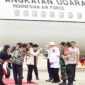 Foto - Wapres Gibran Saat Turun Dari Pesawat TNI Angakatan Udara Di Bandara Blimbingsari Disambut Oleh Gubernur Jawa Timur, Kapolda Jatim Dan Pangdam V Brawijaya (istimewa/jatim.co) 